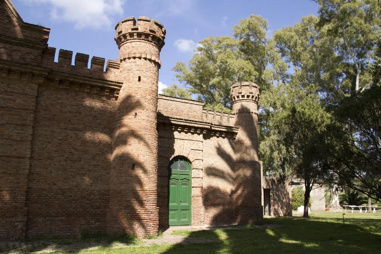 Torreones de ladrillo en el predio del Tiro Federal